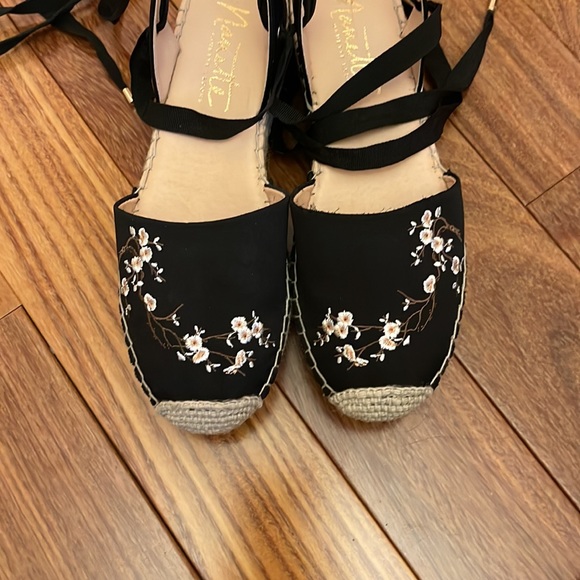 💖 amazing shoes that wrap up on the leg, bever worn before! 💖 - Picture 2 of 3